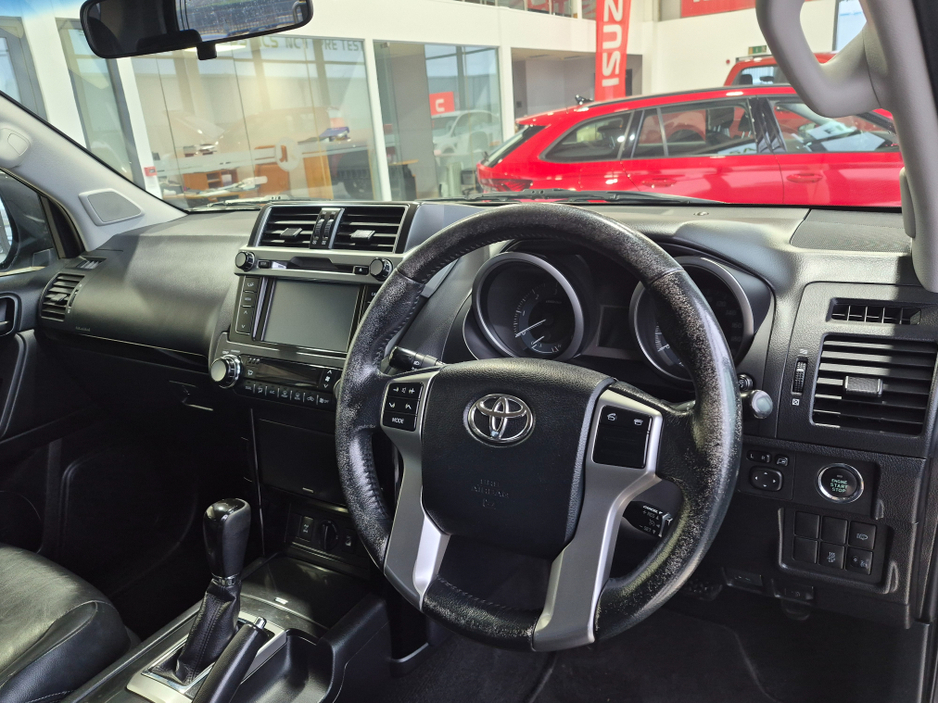 2016 Toyota Landcruiser - image 6