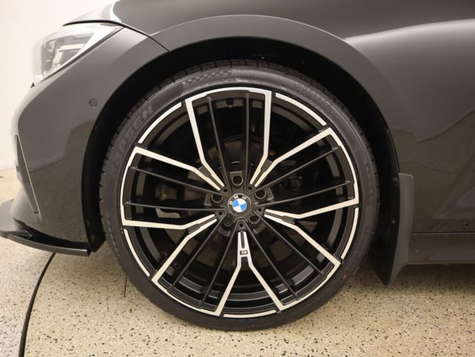 2021 BMW 3 Series - image 18