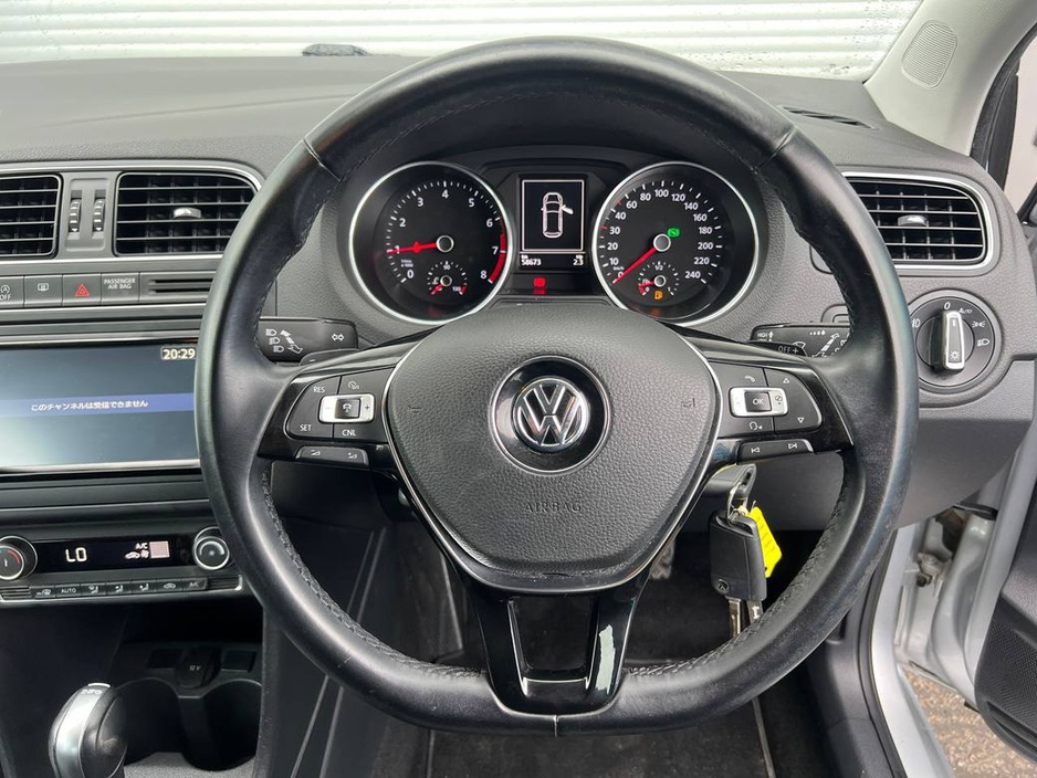 2015 Volkswagen Polo - image 4