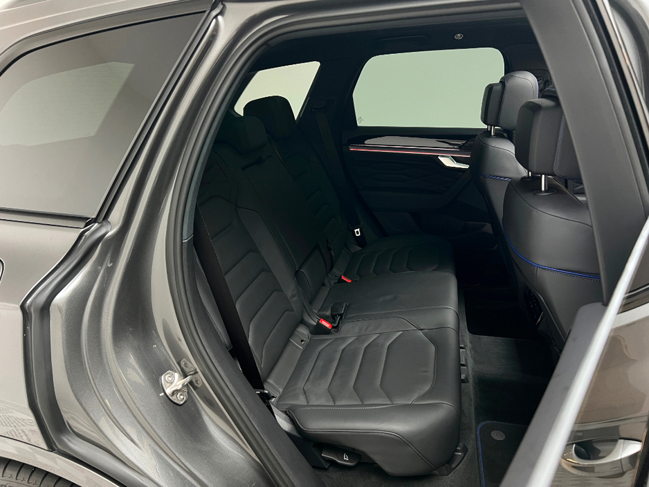 2025 Volkswagen Touareg - image 11