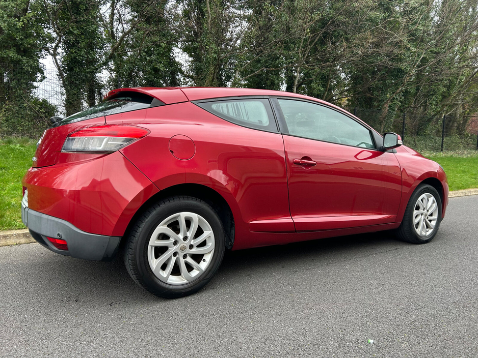 2013 Renault Megane - image 2