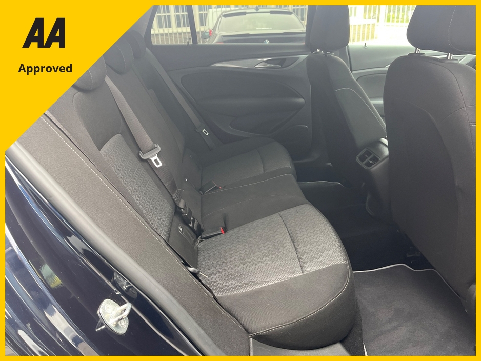 2020 Opel Insignia - image 11