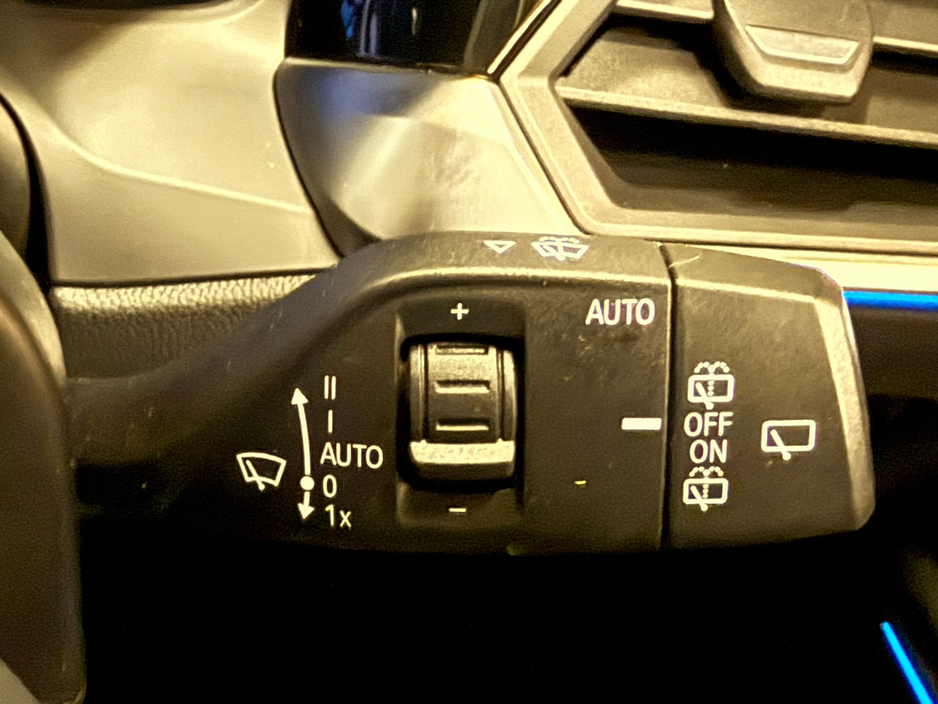 2022 BMW 3 Series - image 23