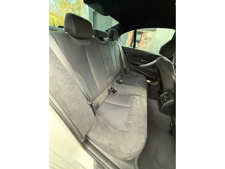 2017 BMW 3 Series - image 19