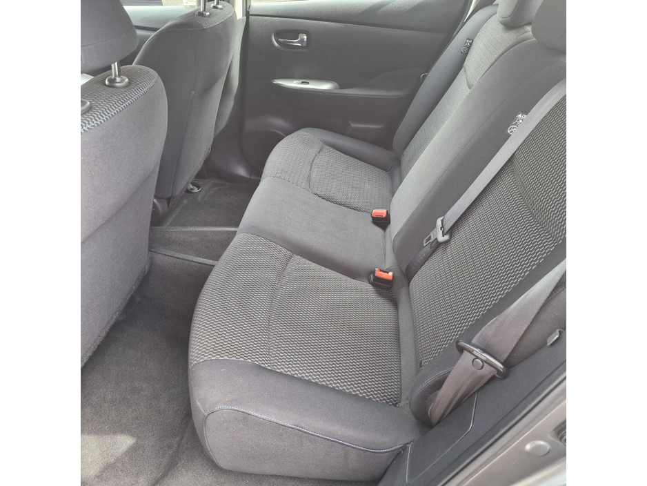 2015 Nissan Leaf - image 12