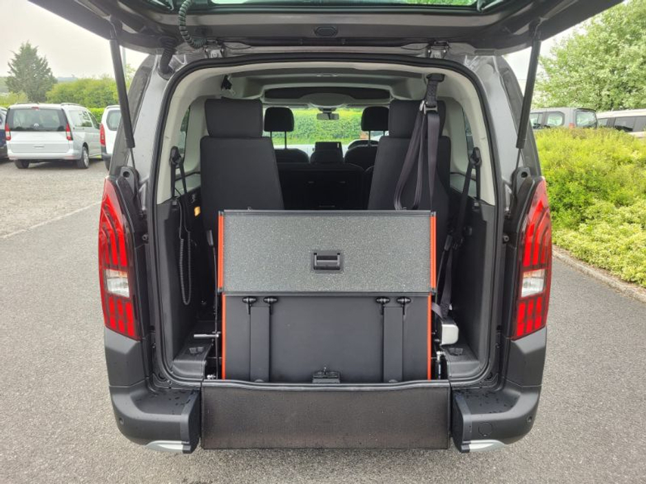 2023 Peugeot Rifter - image 10