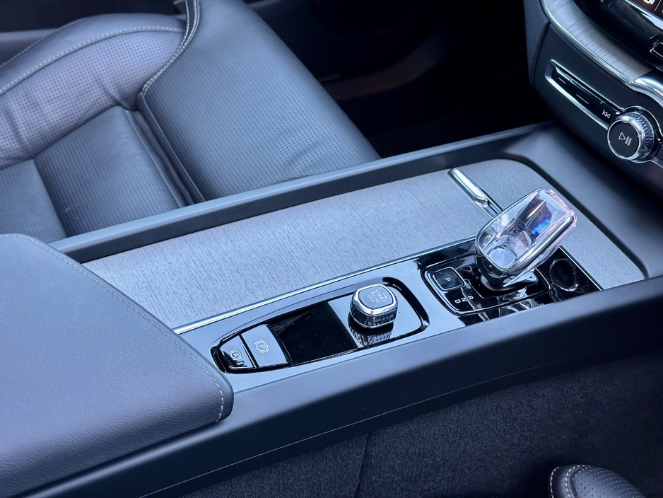 2025 Volvo XC60 - image 11