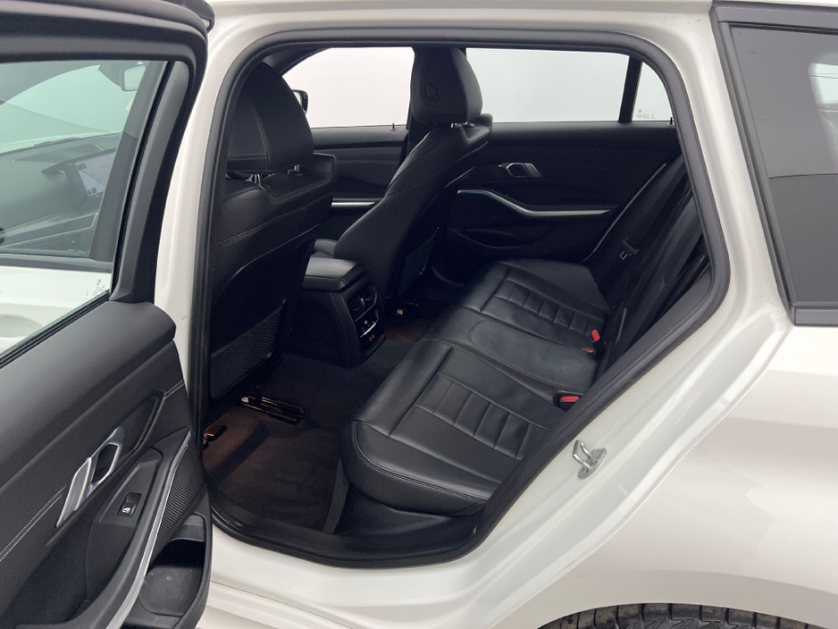 2023 BMW 3 Series - image 4