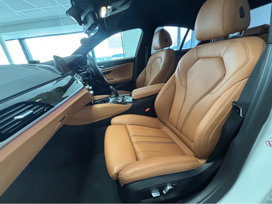 2020 BMW 5 Series - image 9