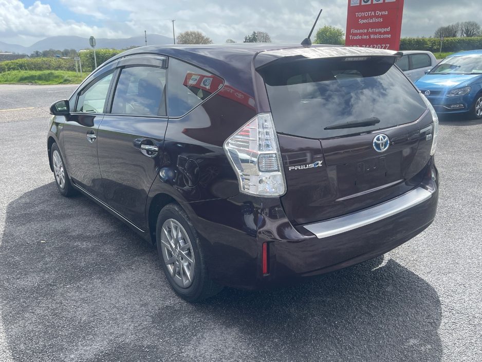 2014 Toyota Prius Alpha - image 5