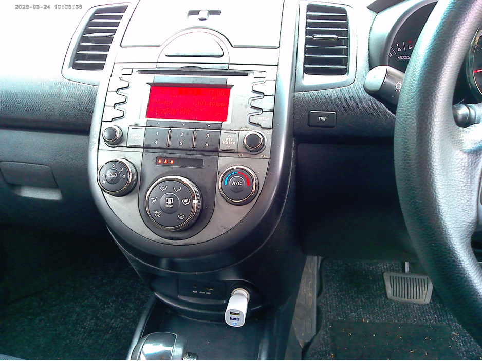 2010 Kia Soul - image 8