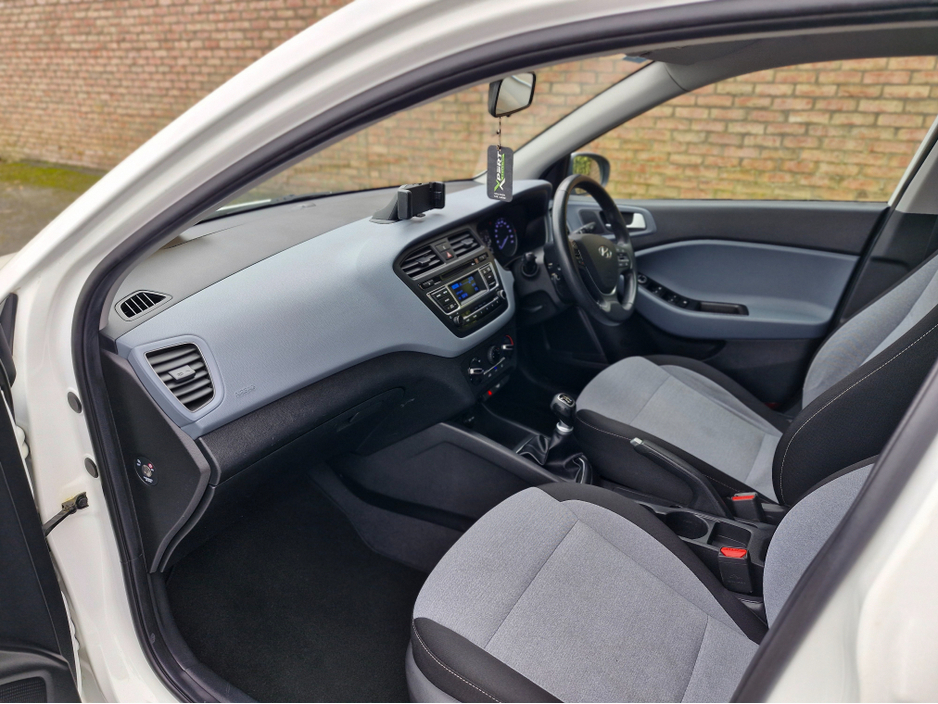 2015 Hyundai i20 - image 13