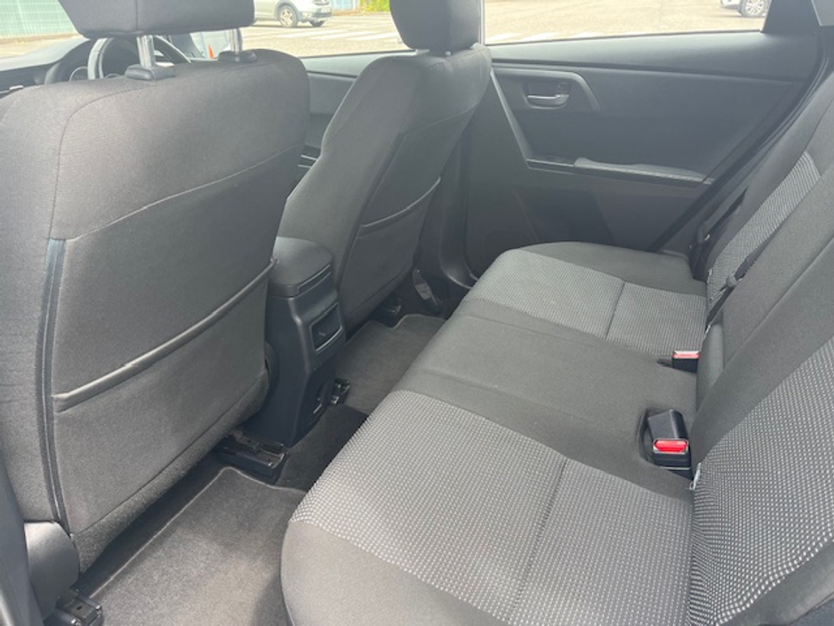 2013 Toyota Auris - image 13