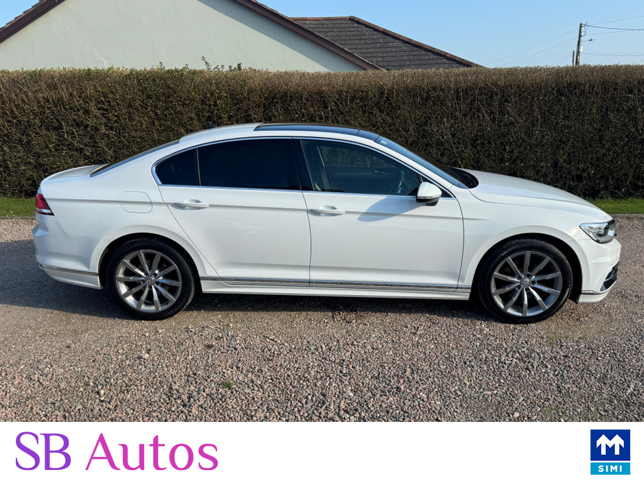 2018 Volkswagen Passat - image 4