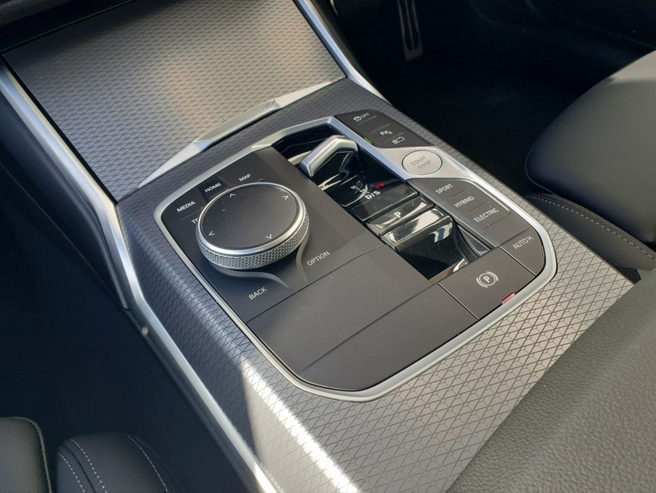 2025 BMW 3 Series - image 10