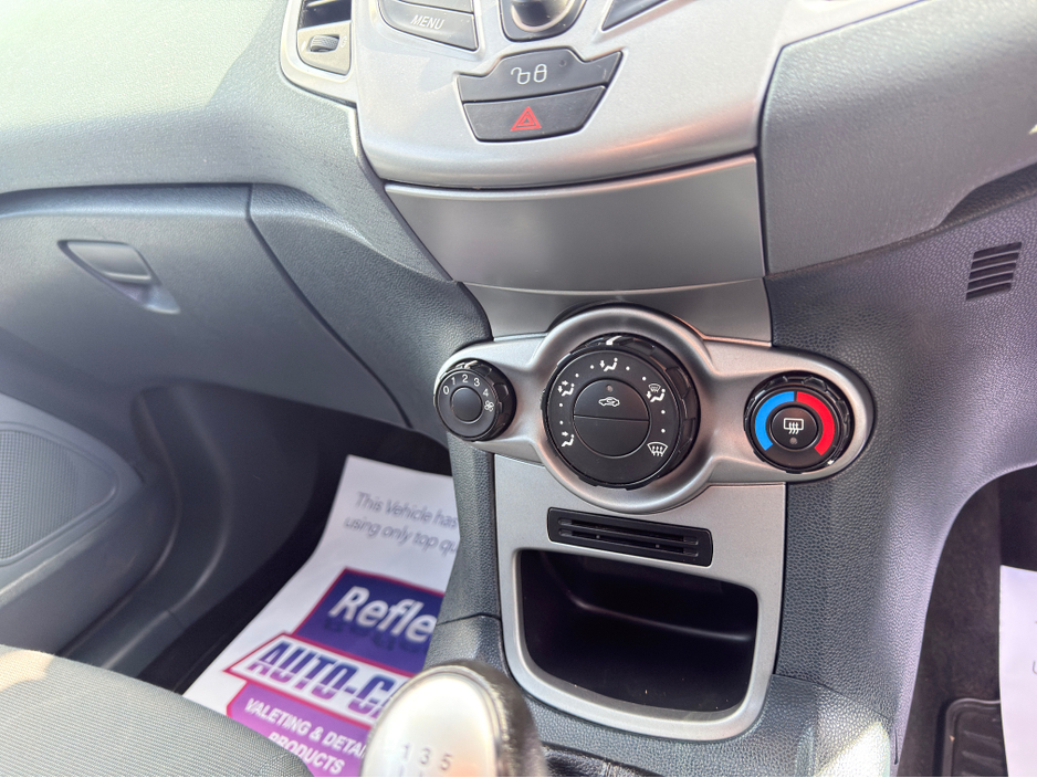 2010 Ford Fiesta - image 16