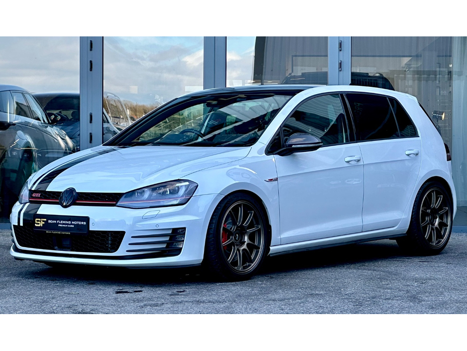 2014 Volkswagen Golf - image 2
