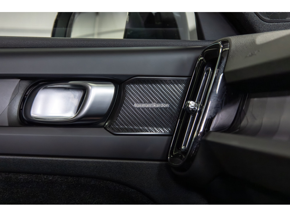 2023 Volvo XC40 - image 16