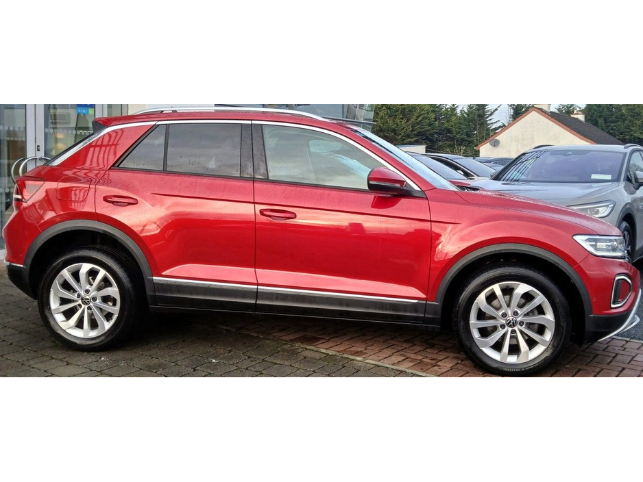 2024 Volkswagen T-Roc - image 5