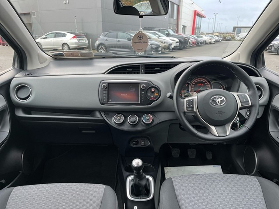 2015 Toyota Yaris - image 8