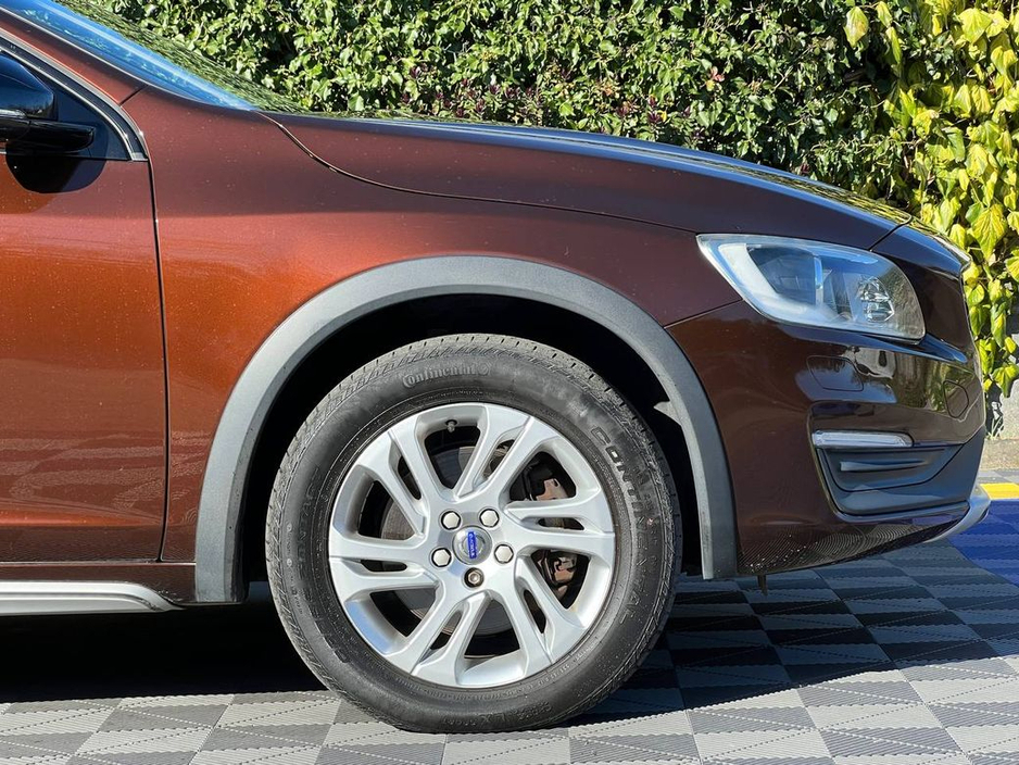 2016 Volvo V60 - image 9