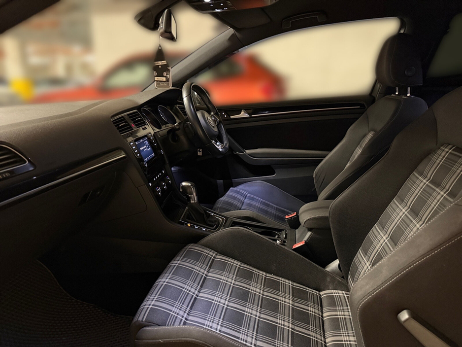 2014 Volkswagen Golf - image 14