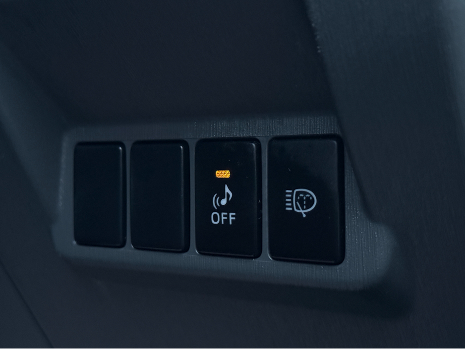 2014 Toyota Prius Alpha - image 14