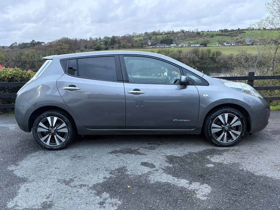 2015 Nissan Leaf - image 3