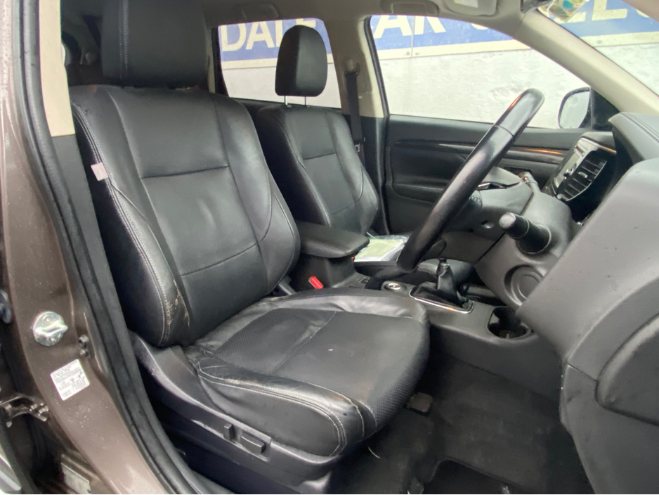 2016 Mitsubishi Outlander 2.3 DSL  4WD 6 SPEED 7 SEATER  TINY  KMS  FULL  SERVICE HISTORY €15,950