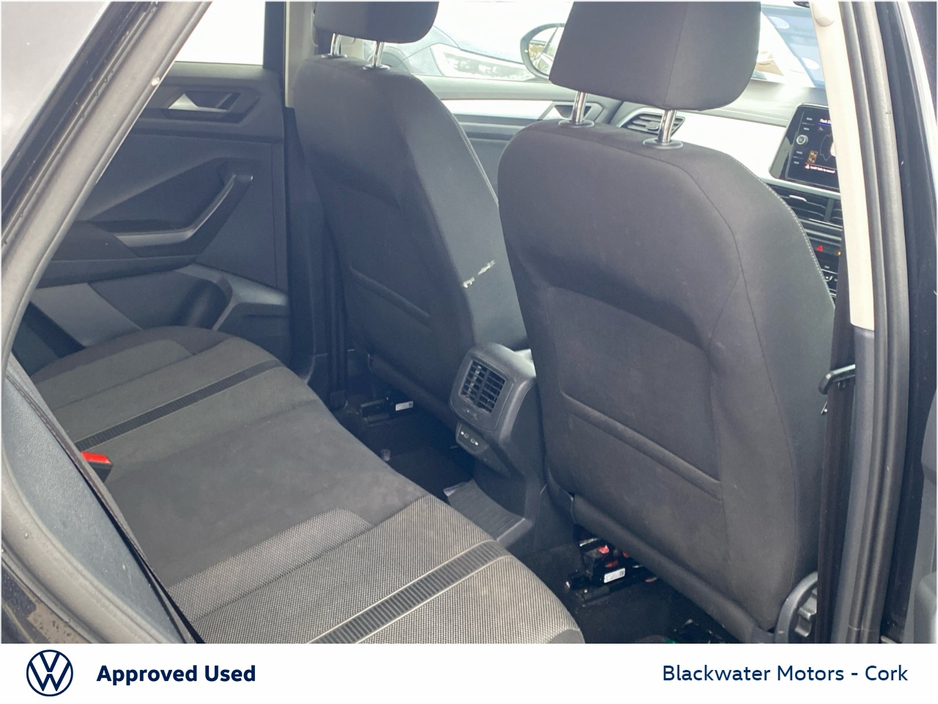 2023 Volkswagen T-Roc - image 7