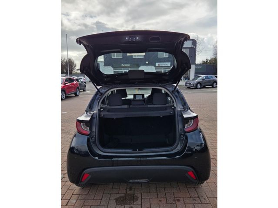 2022 Toyota Yaris - image 5