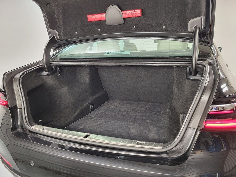 2020 BMW 7 Series - image 13