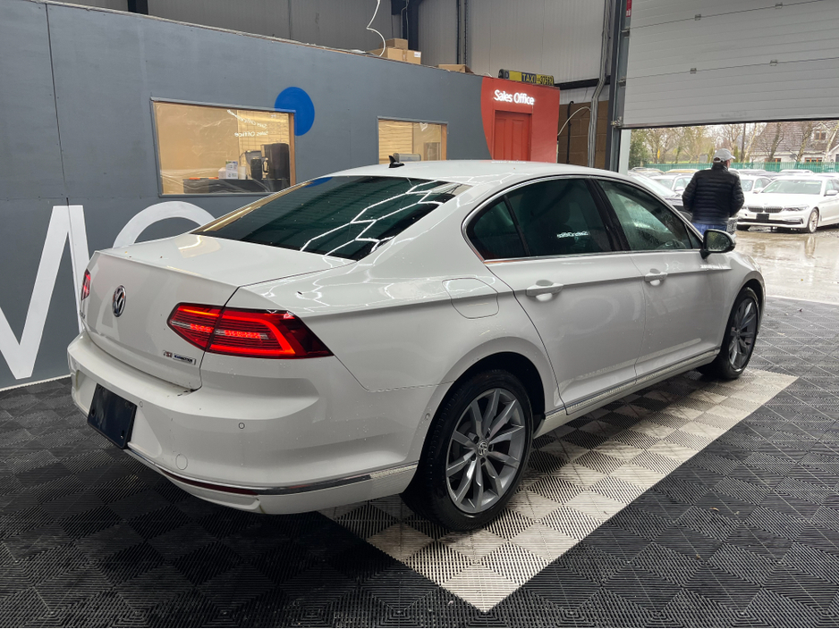 2017 Volkswagen Passat - image 2