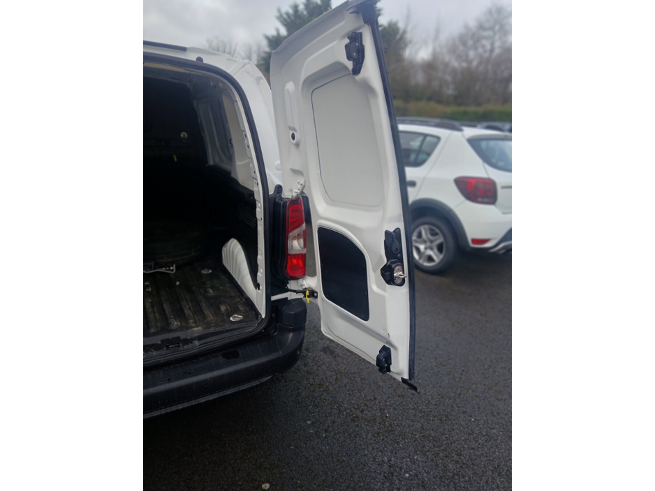 2021 Citroen Berlingo - image 10