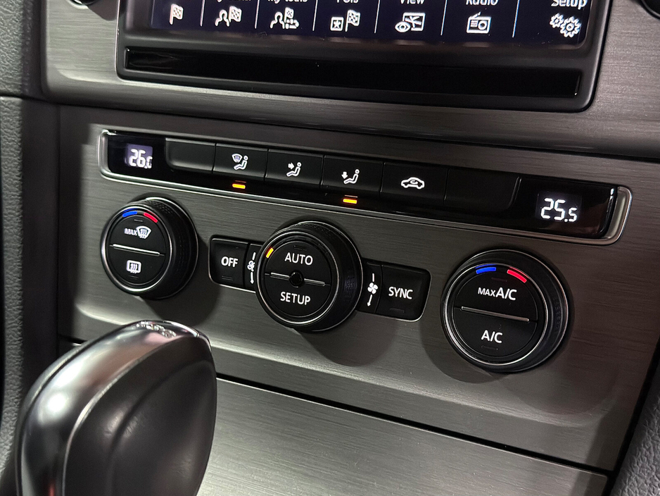 2014 Volkswagen Golf - image 34