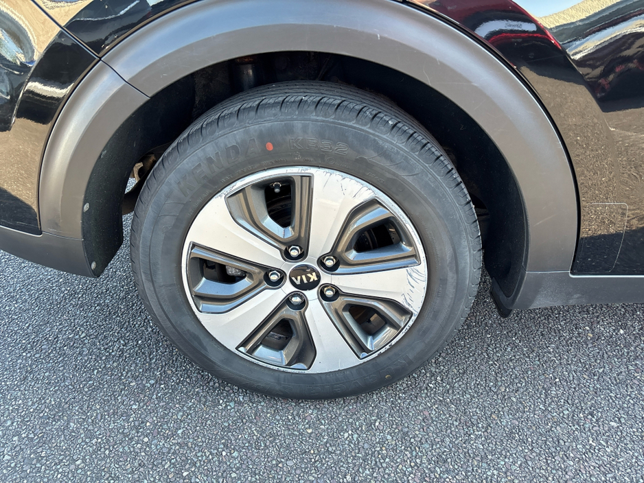 2017 Kia Niro - image 4