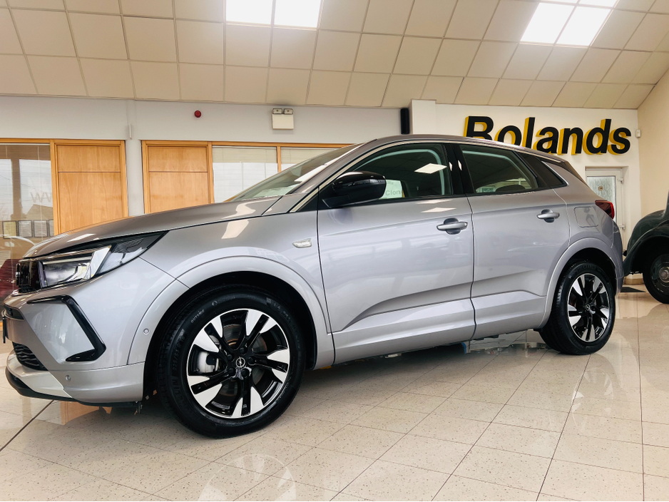 2023 Opel Grandland OPEL EDITION Plug In Hybrid As New Only 8000 Kms Huge Spec Now On Sale www.bolands.ie Est.1955 €28,950