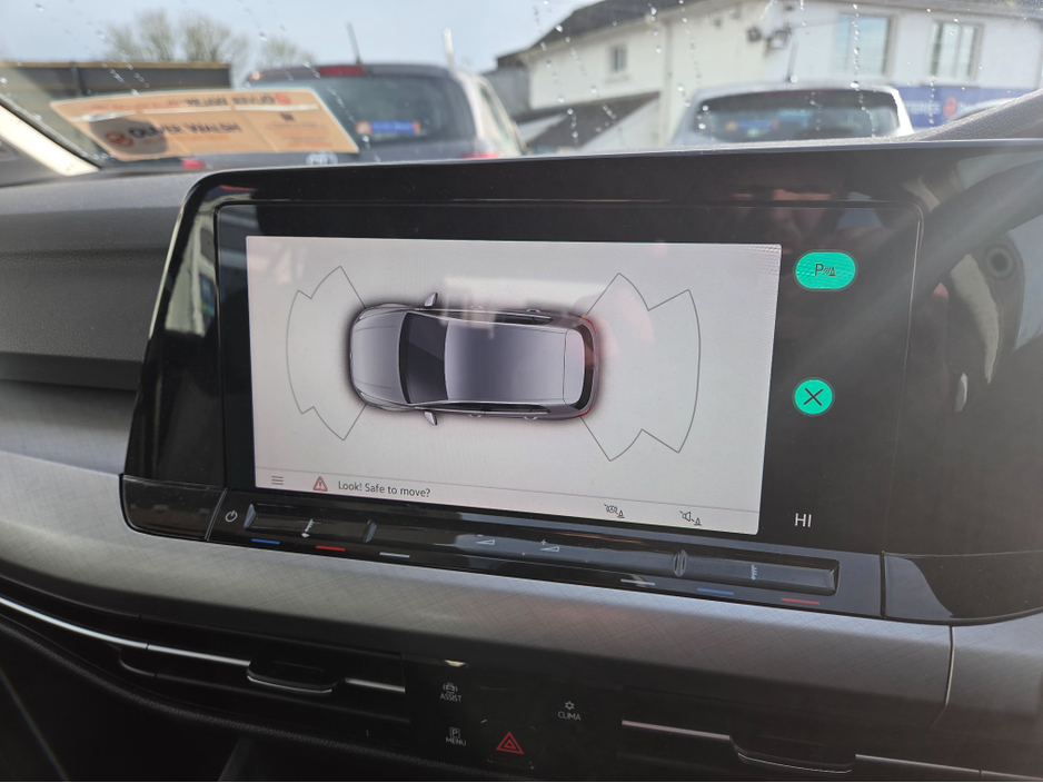 2022 Volkswagen Golf - image 12