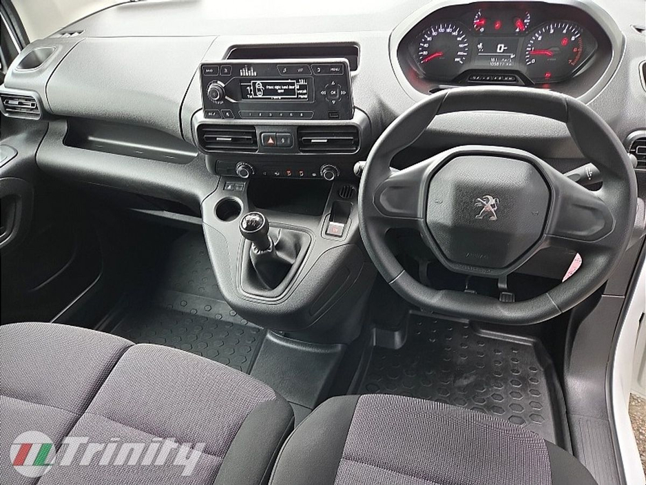 2021 Peugeot Partner - image 2