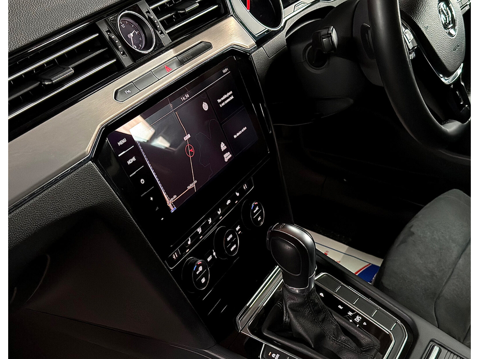 2018 Volkswagen Passat - image 32