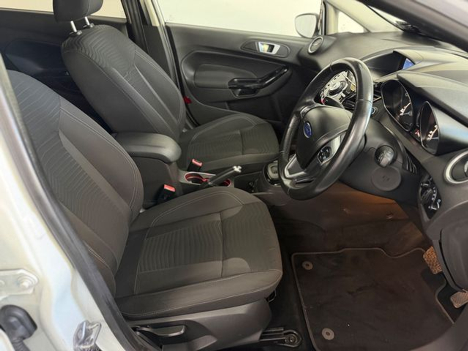 2015 Ford Fiesta - image 7