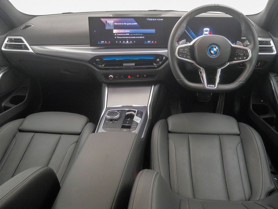 2025 BMW 3 Series - image 4