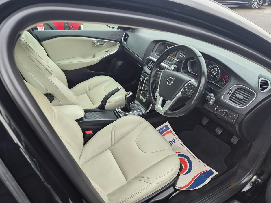 2016 Volvo V40 - image 5