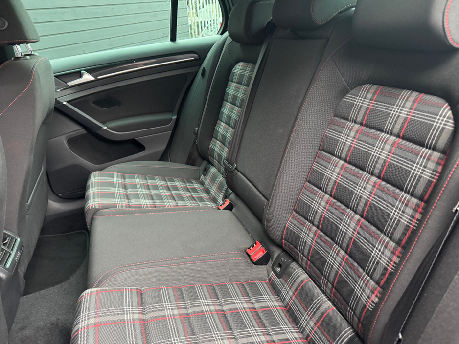 2014 Volkswagen Golf - image 13