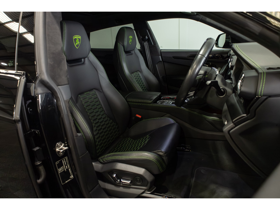 2021 Lamborghini Urus - image 11