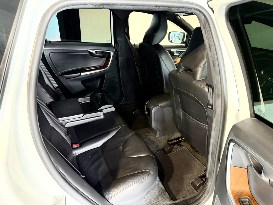 2017 Volvo XC60 - image 12