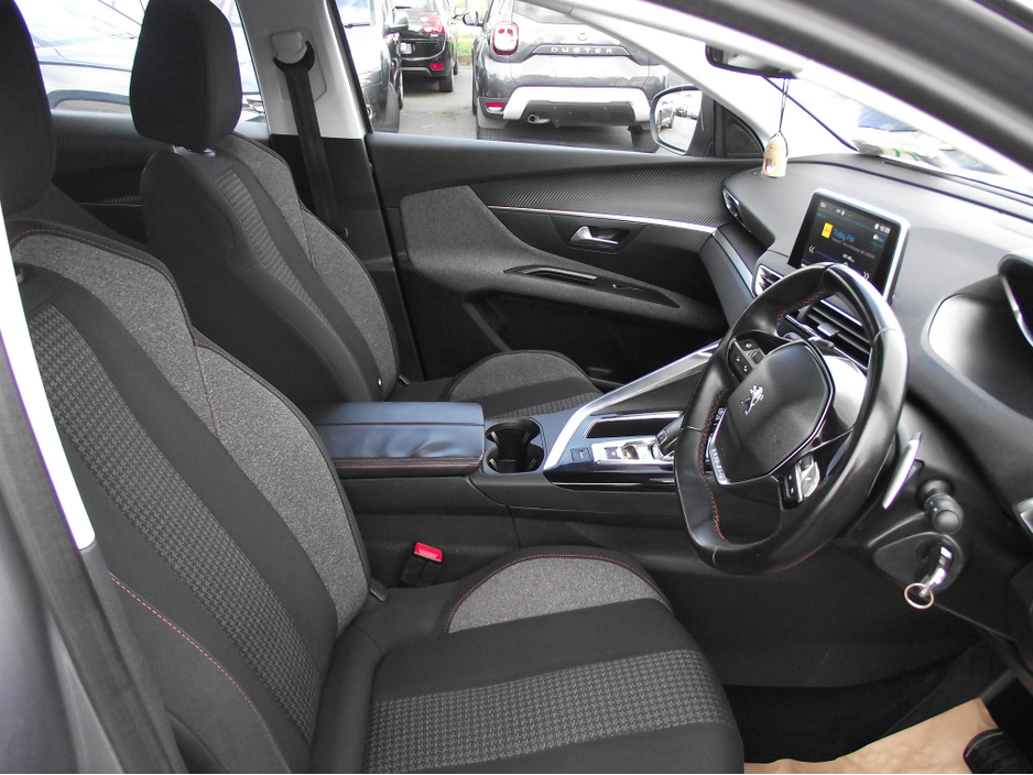 2017 Peugeot 3008 - image 7