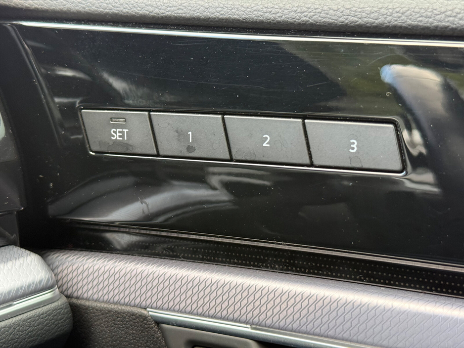 2019 Volkswagen Touareg - image 26