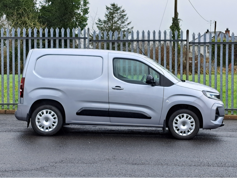 2025 Opel Combo SPORTIVE L1H1 1.5TD 100BHP **REVERSING CAMERA** €19,919