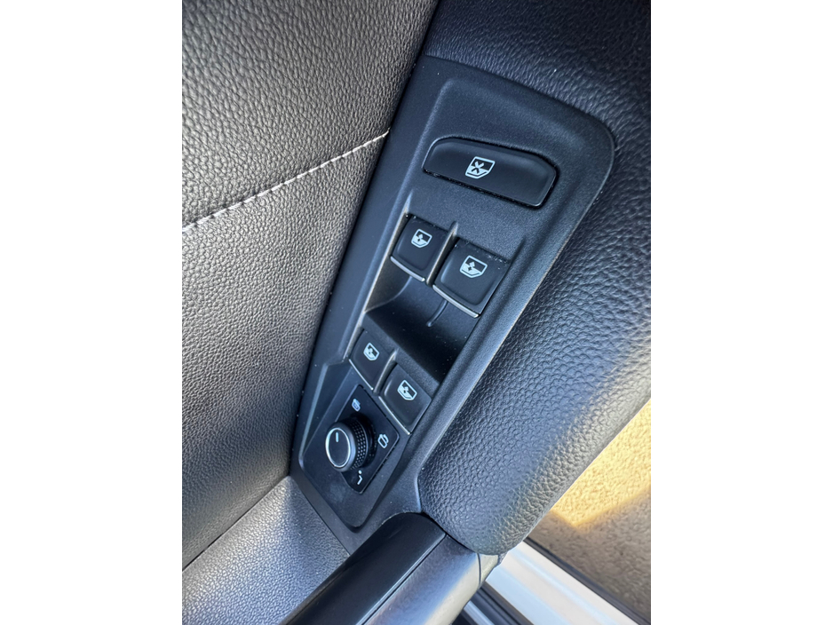 2020 Volkswagen Tiguan - image 23